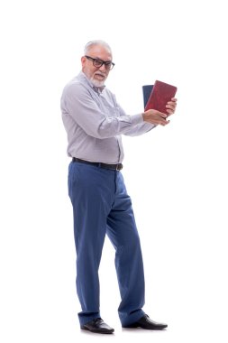 Yaşlı erkek patron beyaz kitaplarla izole edilmiş kitapları tutuyor.