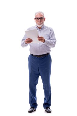 Eski patron beyaz üzerine izole edilmiş gazete okuyor.