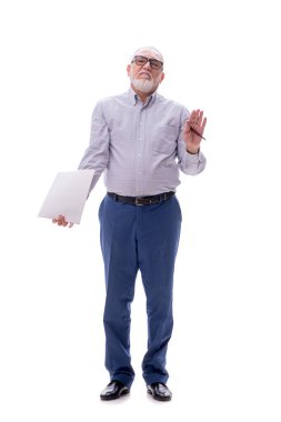 Eski patron beyaz üzerine izole edilmiş gazete okuyor.