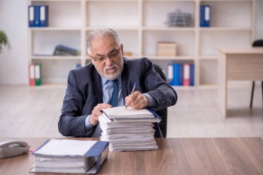 Ofiste çalışan eski bir işadamı.