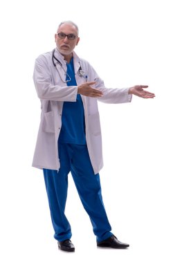 Yaşlı doktor beyazı izole etti.