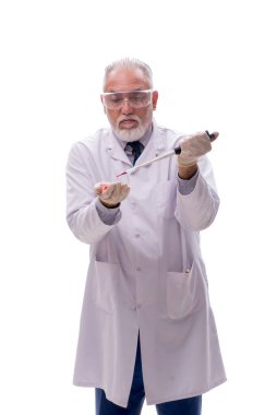 Yaşlı kimyagerin beyazı.