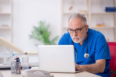 Teletıp konseptinde yaşlı bir doktor.