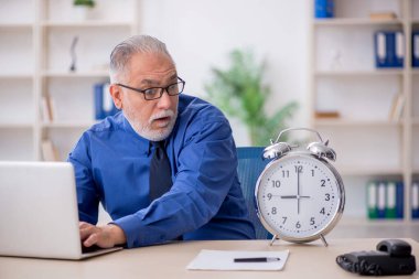 Zaman yönetimi konseptinde eski bir çalışan