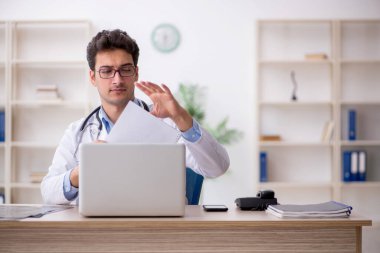 Hastanede çalışan genç bir doktor.