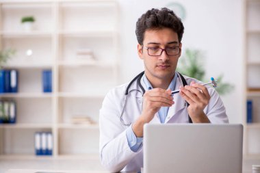 Klinikte çalışan genç doktor nörolog.