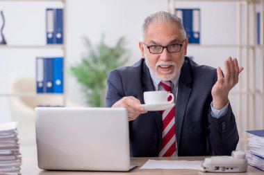 Tatilde kahve içen eski bir çalışan.