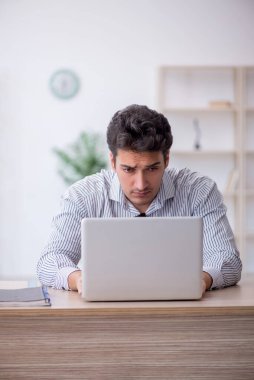 İş yerinde çalışan genç bir çalışan.