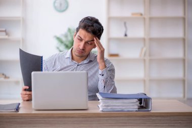 İş yerinde çalışan genç bir çalışan.