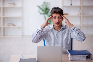 İş yerinde çalışan genç bir çalışan.