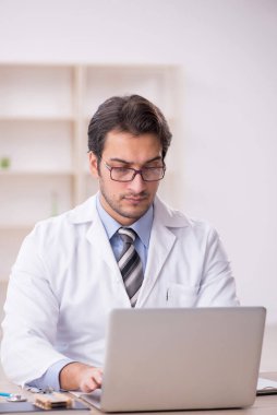 Teletıp konseptinde genç doktor