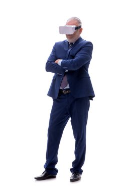 Beyaz gözlük takan eski patron.