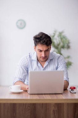 İş yerinde çalışan genç bir çalışan.