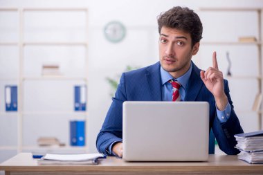 Ofiste çalışan genç bir çalışan.