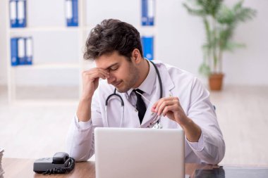 Hastanede çalışan genç bir doktor.