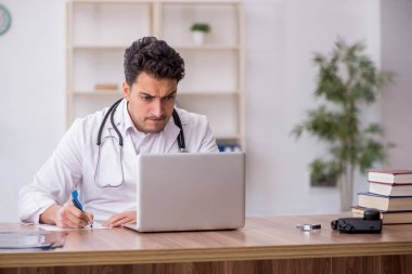 Teletıp konseptinde genç doktor