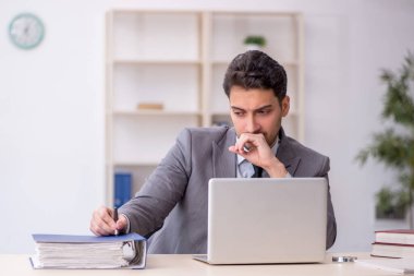 Ofiste çalışan genç bir çalışan.