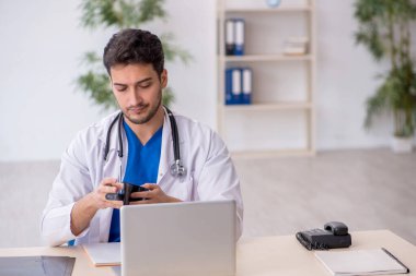 Genç doktor maaş konseptinde.