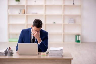 İş yerinde çalışan genç bir işadamı