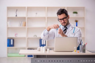 Klinikte çalışan genç bir doktor.