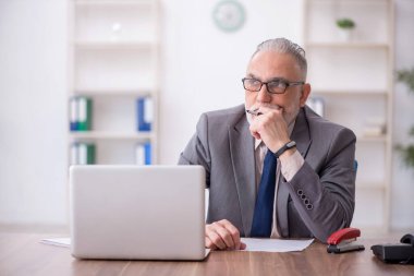 Ofiste çalışan eski bir çalışan.