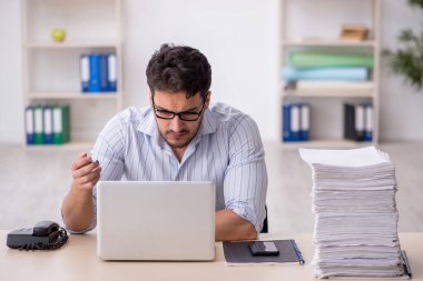 Genç çalışan işyerinde oturuyor.