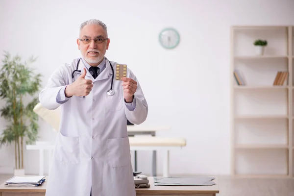 Старый Доктор Предлагает Таблетки Больнице — стоковое фото