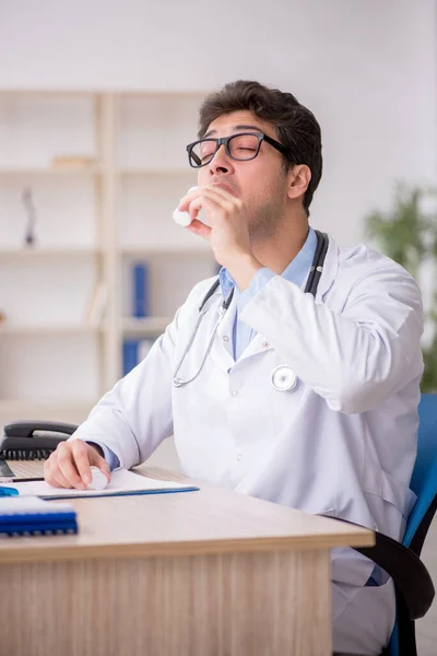 Young Doctor Suggesting Pills Hospital — Stock Photo, Image
