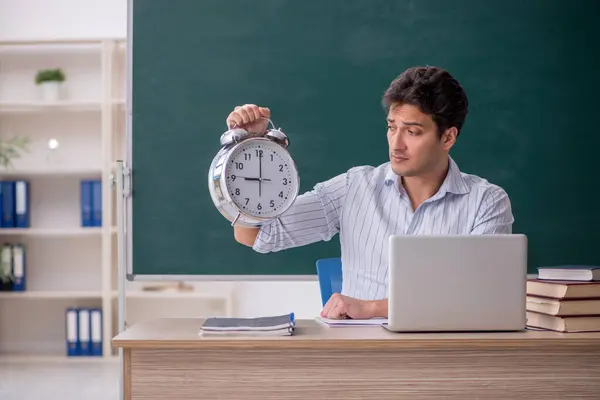 Junger Lehrer Zeitmanagement Konzept — Stockfoto
