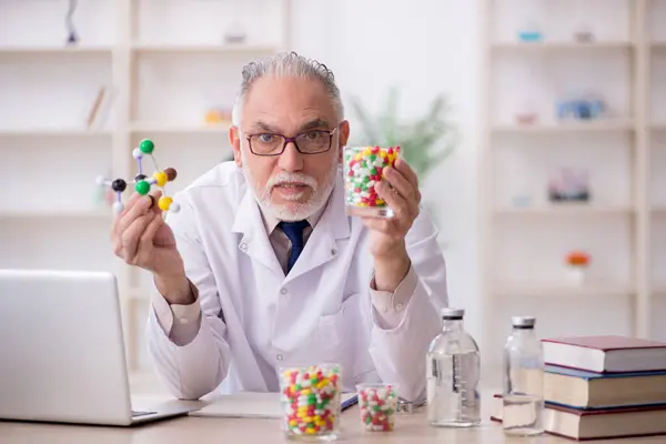 Yaşlı Doktor Moleküler Modeli Tutuyor — Stok fotoğraf