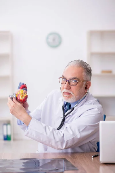 Antiguo Médico Cardiólogo Que Trabaja Clínica —  Fotos de Stock