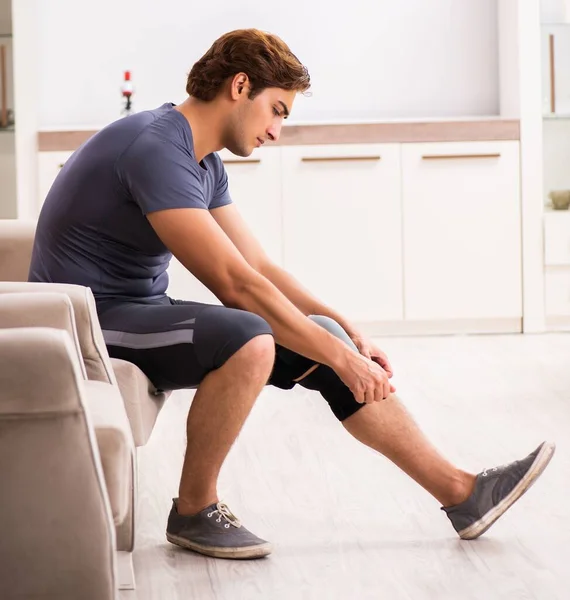 Man Exercising Knee Injury Recovery — Stok fotoğraf