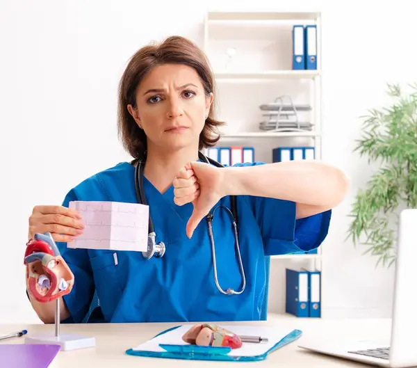Female Doctor Cardiologist Working Hospital — Stock Photo, Image