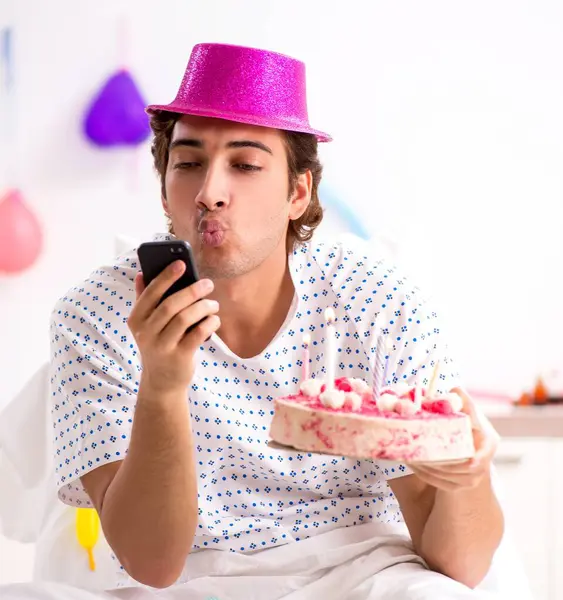 Jovem Comemorando Seu Aniversário Hospital — Fotografia de Stock