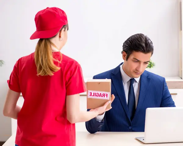 Courier Delivering Parcel Office — Stock Photo, Image