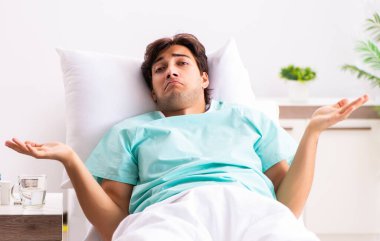 Hastanede kalan yakışıklı genç adam.