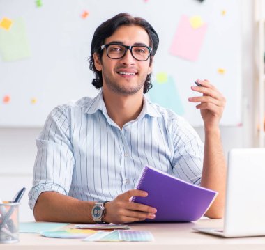 Ofiste çalışan yakışıklı erkek tasarımcı.