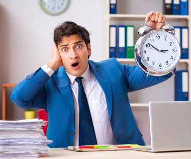 Ofiste çalışan yakışıklı genç işadamı.