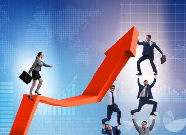 Ekonomik iyileşme konsepti içinde iş adamları