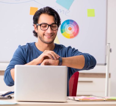 Projede çalışan genç, yakışıklı tasarımcı.