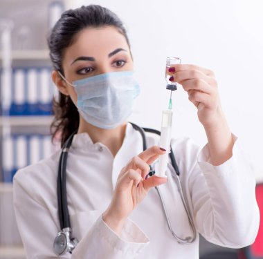 Enfüzyon konseptinde genç bayan doktor.