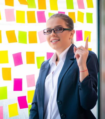Çelişkili öncelikleri olan güzel bayan çalışanımız.