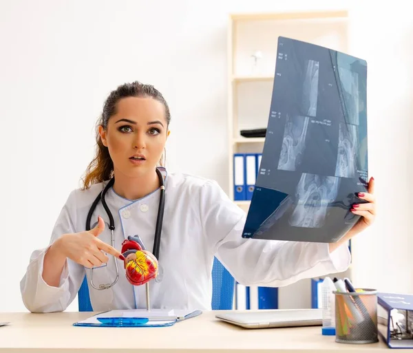 Jonge Vrouwelijke Arts Radioloog Zit Kliniek — Stockfoto