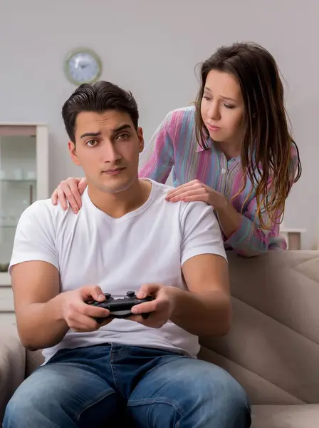 Die Junge Familie Leidet Unter Computerspielsucht — Stockfoto