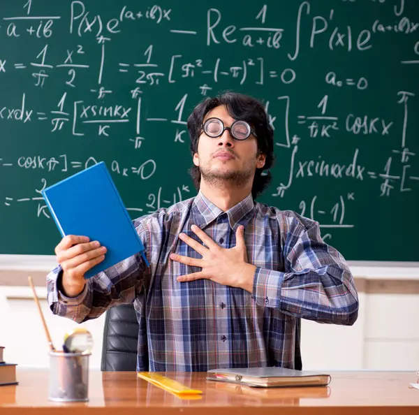 Sınıftaki Komik Erkek Matematik Öğretmeni — Stok fotoğraf