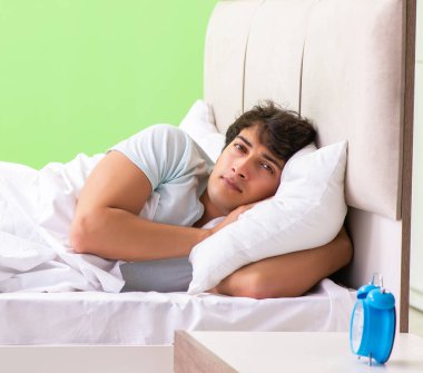 Genç adam sabahın köründe uyanmakta zorlanıyor.