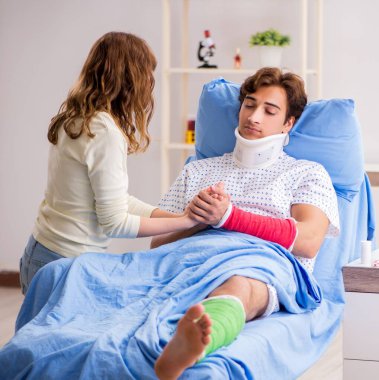 Hastanede yaralı kocaya bakan sevgili eş.