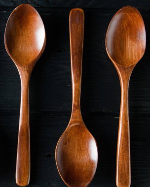 Tahta kaşıklar masaya düzenlenmiş