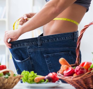 Sağlıklı beslenme ve beslenme konsepti olan genç adam