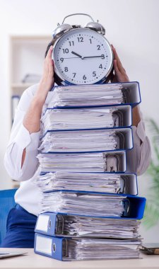 Genç erkek çalışan aşırı işten memnun değil.